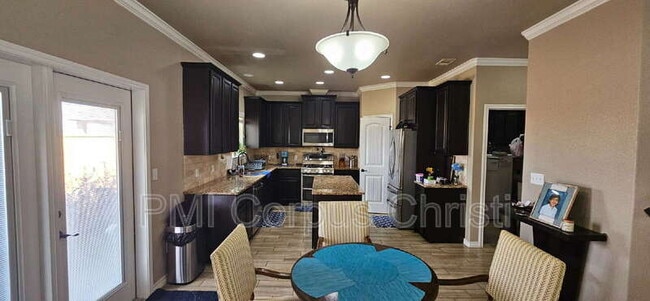 Building Photo - 7813 Cattlemen Dr