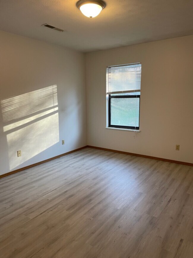 Building Photo - 400 block E Jackson