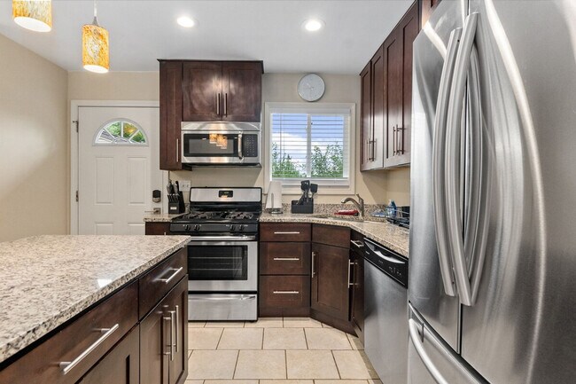 Building Photo - 121 King Ct