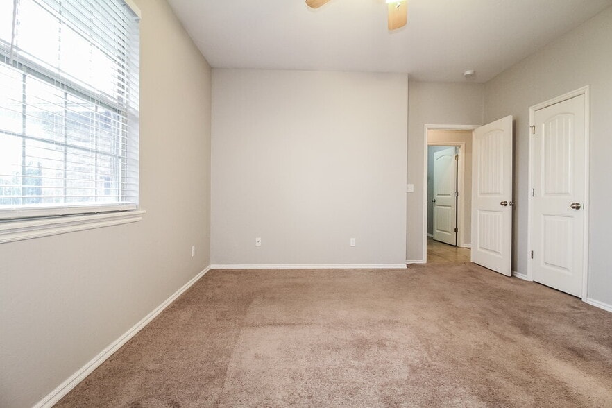 Building Photo - 10609 SW 32nd St