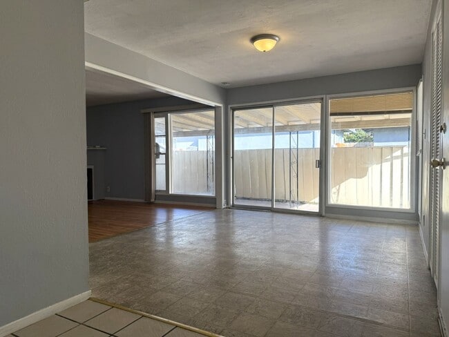 Building Photo - Spacious 2/2 home near shopping