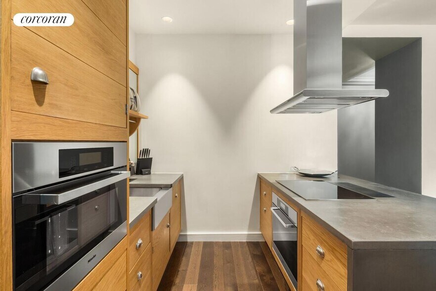 Building Photo - 425 W 50th St