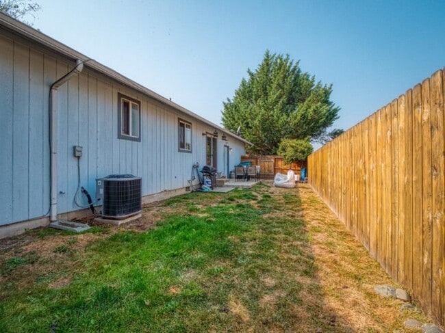 Building Photo - 1365 SW Sun Glo Dr