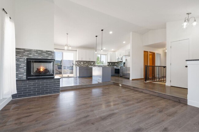 Building Photo - Spacious 4 Bed, 3 Bath Home | Central Vall...