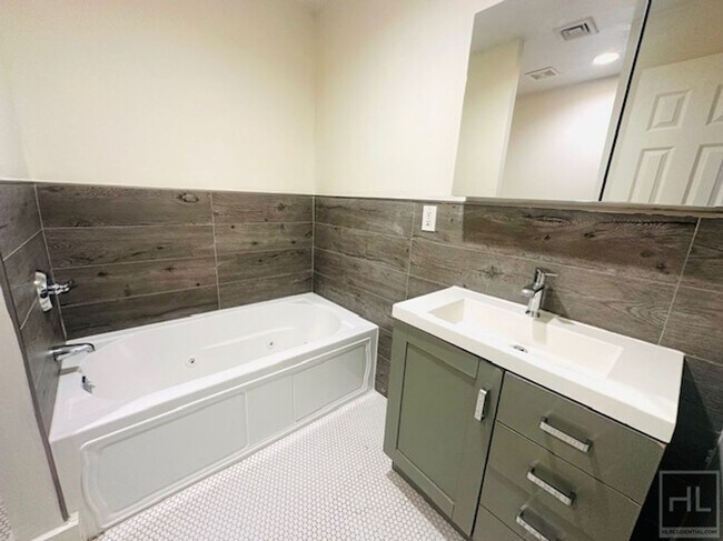 Building Photo - Enormous Floor Through 3 Bed/1.5 Bath in C...