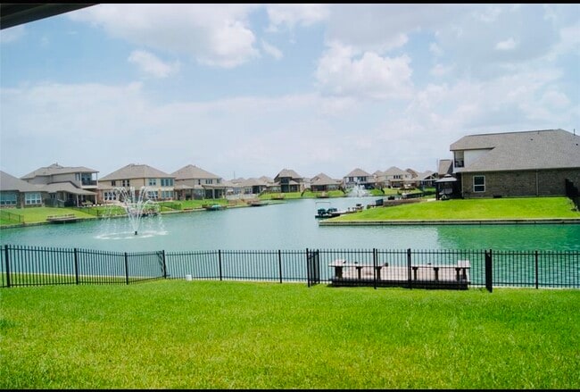 Building Photo - 24319 Bello Everett Lake Dr