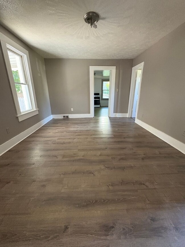 Building Photo - Three Bedroom Single Family Home!