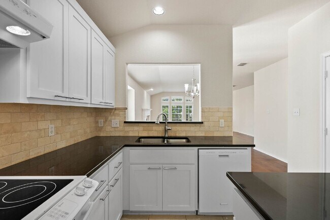 Building Photo - Gated Community - Resort Amenities