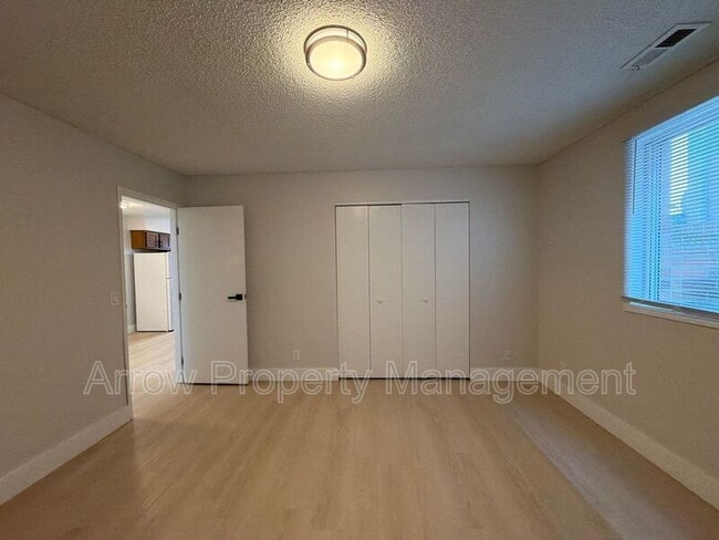 Building Photo - 515 W Saunders Ave