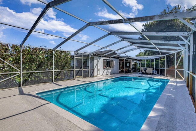 Building Photo - 932 Evergreen Dr