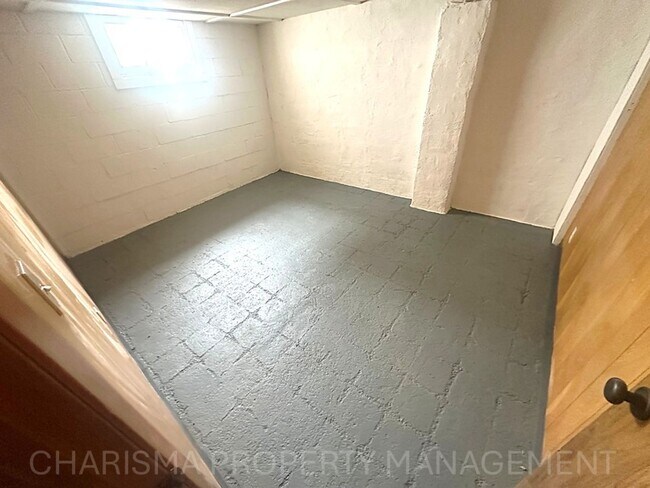 Building Photo - Spacious 2 Bedroom, 1.5 Bath Home, Newly U...