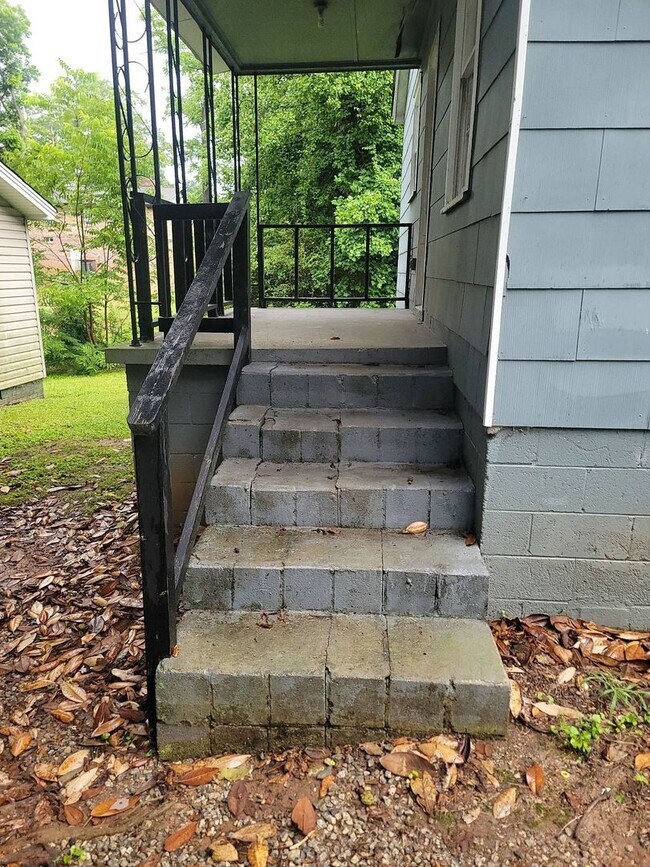 Building Photo - 231 Elder St