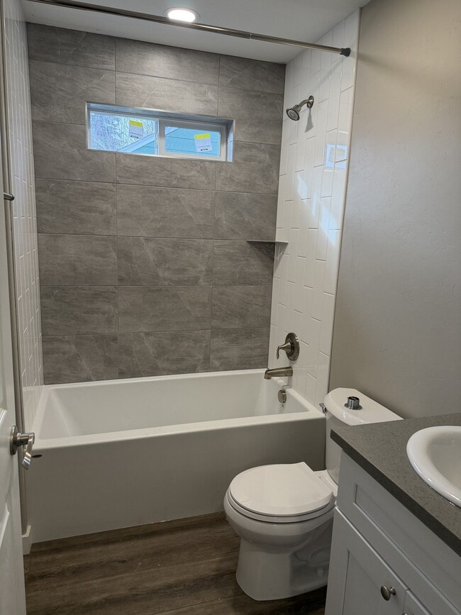 Building Photo - 1525 Baker St NE