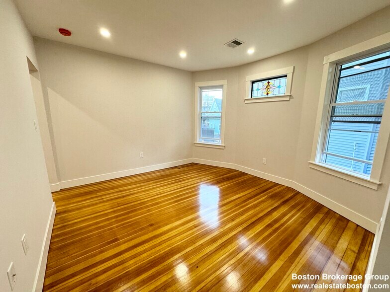 Building Photo - 147 E Cottage St