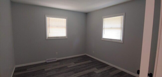 Building Photo - 8632 Broadway Dr