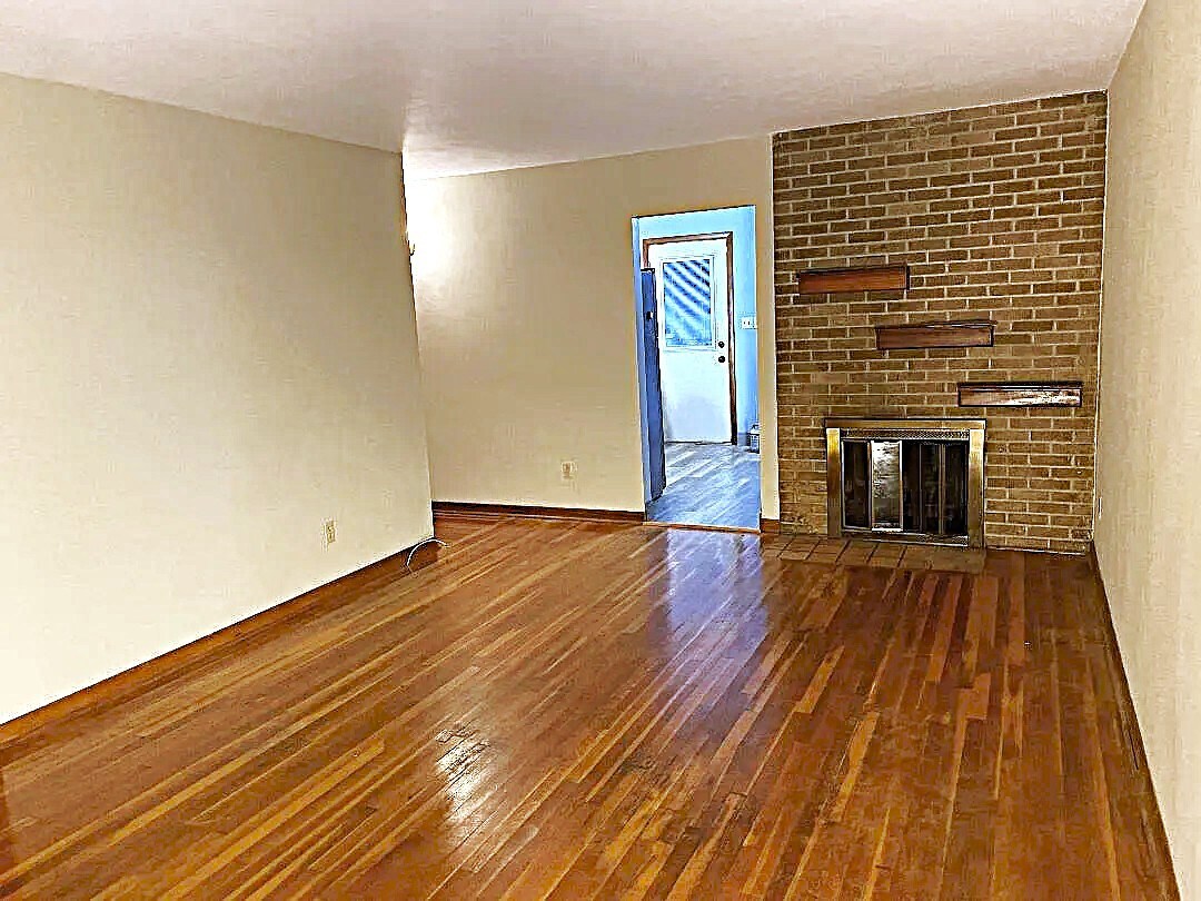 Building Photo - 4900 Solar Dr
