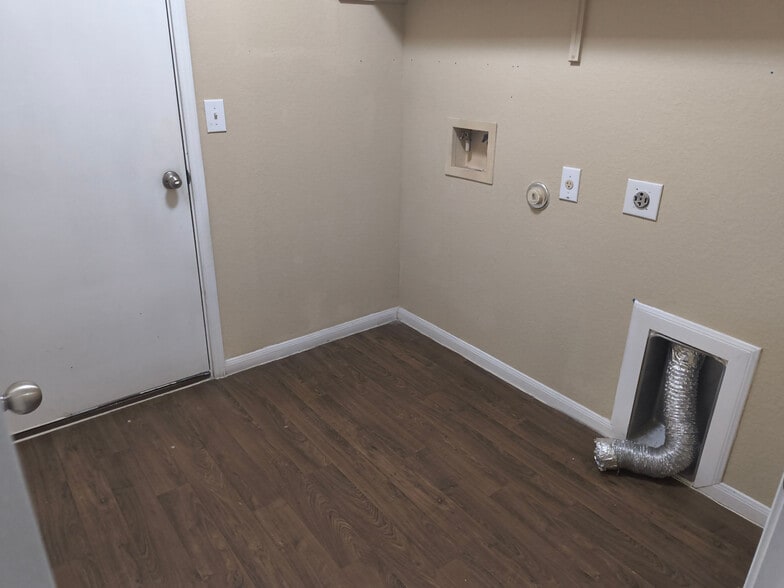 Building Photo - Room in House on Riparian Rd