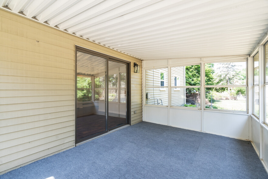 Sunroom/patio private - 223 E Division St