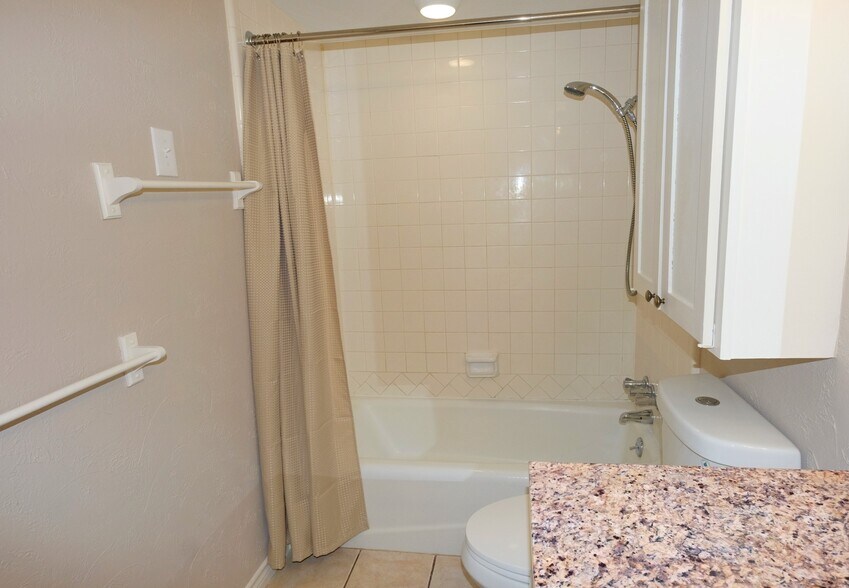 Building Photo - 7727 Meadow Park Dr