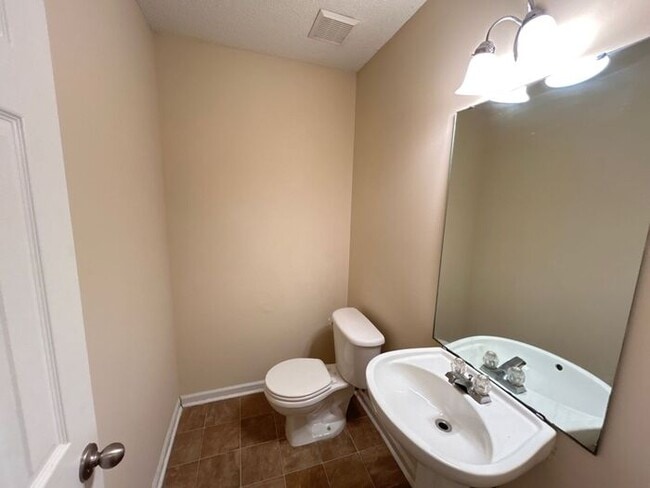 Building Photo - 5 Elders Pond Ct