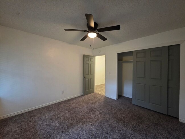 Building Photo - Massive 5 Bedroom Townhouse in Aurora