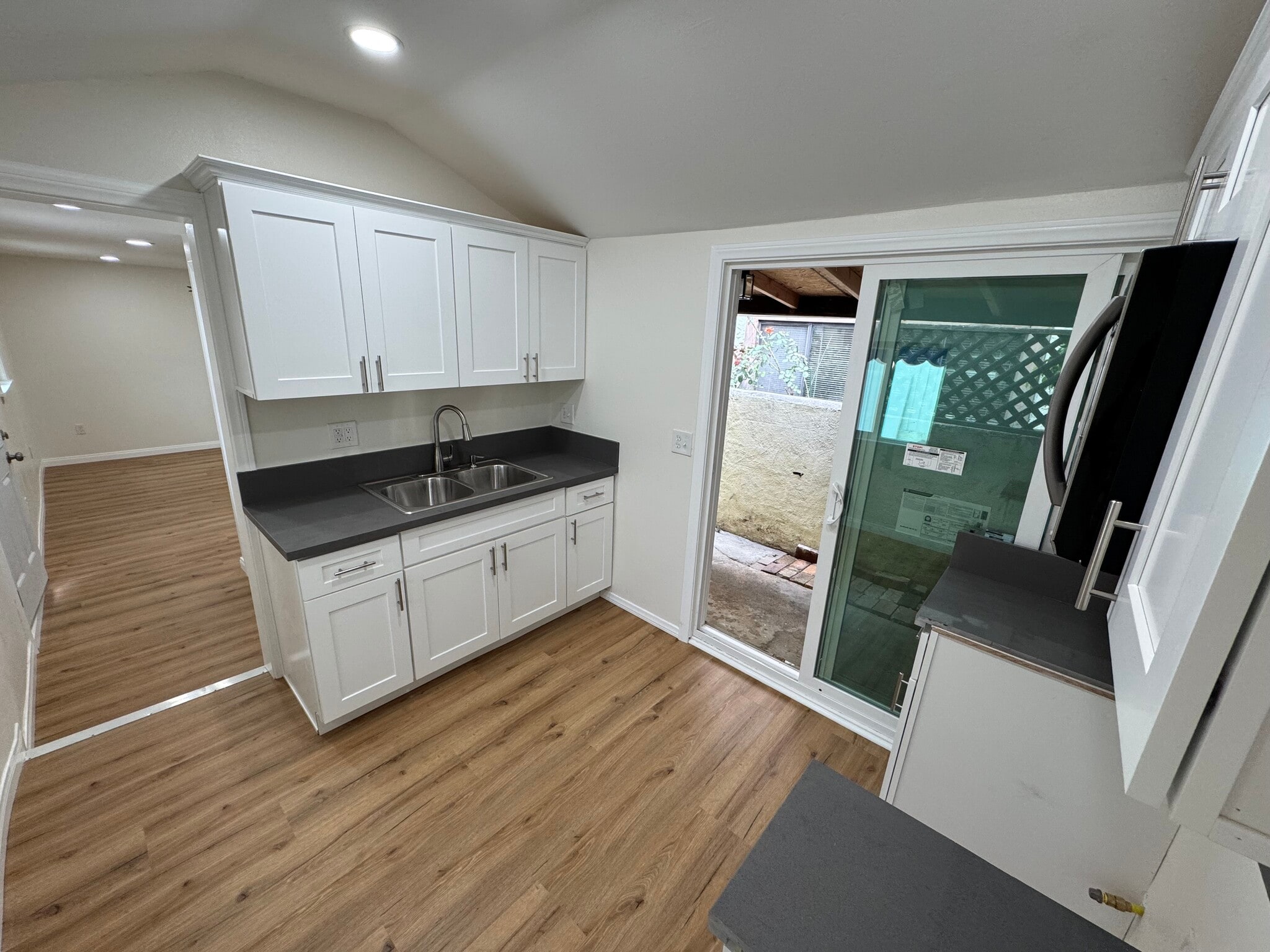 Building Photo - 833 Sartori Ave