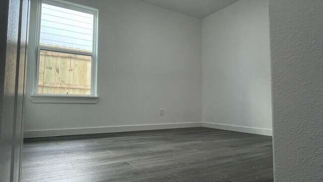 Building Photo - Beautiful house, perfect for families!!