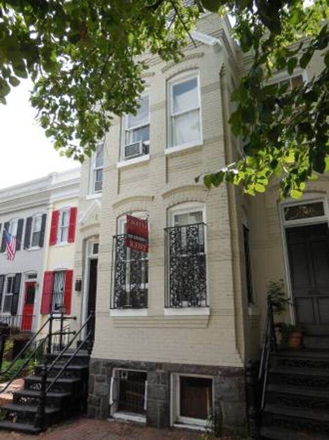 Building Photo - $4500 / 4br - Sunny 4 Bedroom 2 Bath Georg...