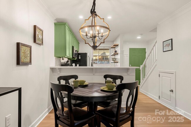 Building Photo - 1318 Green Oaks Ln