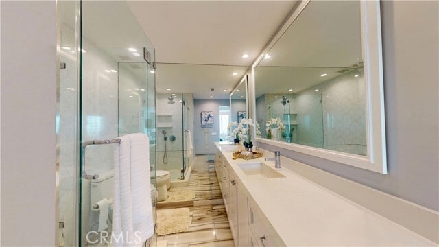 Building Photo - 818 N Doheny Dr