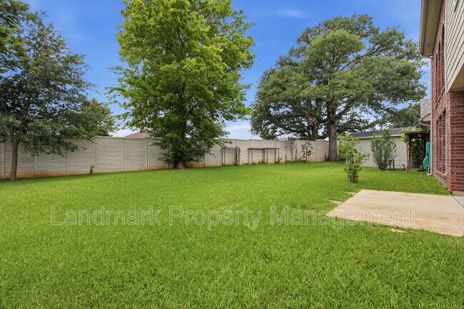 Building Photo - 2115 Lexington Dr
