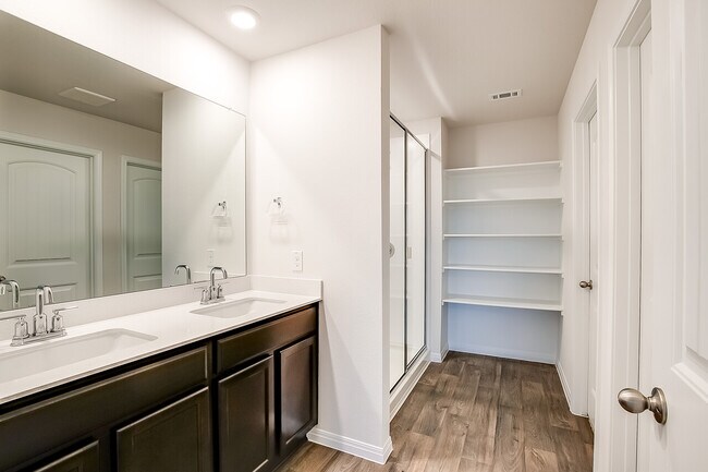 Building Photo - 490 Evergreen Sumac Loop, Kyle, Texas 78640