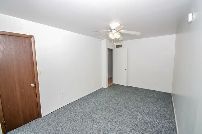 Building Photo - 2225 Yorktowne Dr