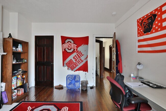 Building Photo - GREAT OSU SOUTH CAMPUS LOCATION - Ridiculously Nice back deck and off-street parking for everyone