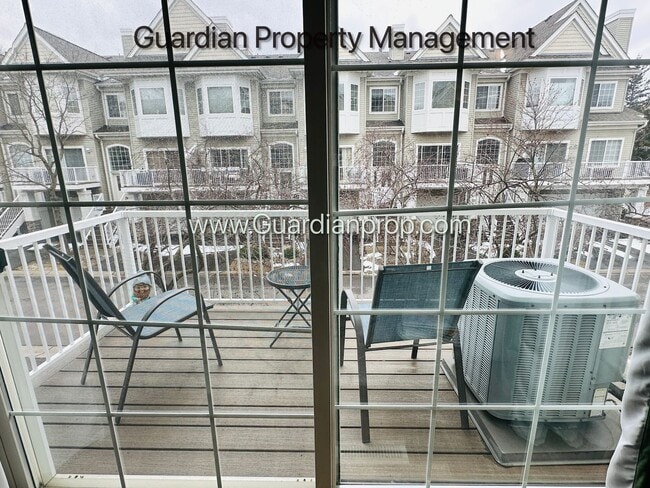 Building Photo - Minnetonka Town Home, Balcony, Washer/Dryer, Dishwasher, Available June