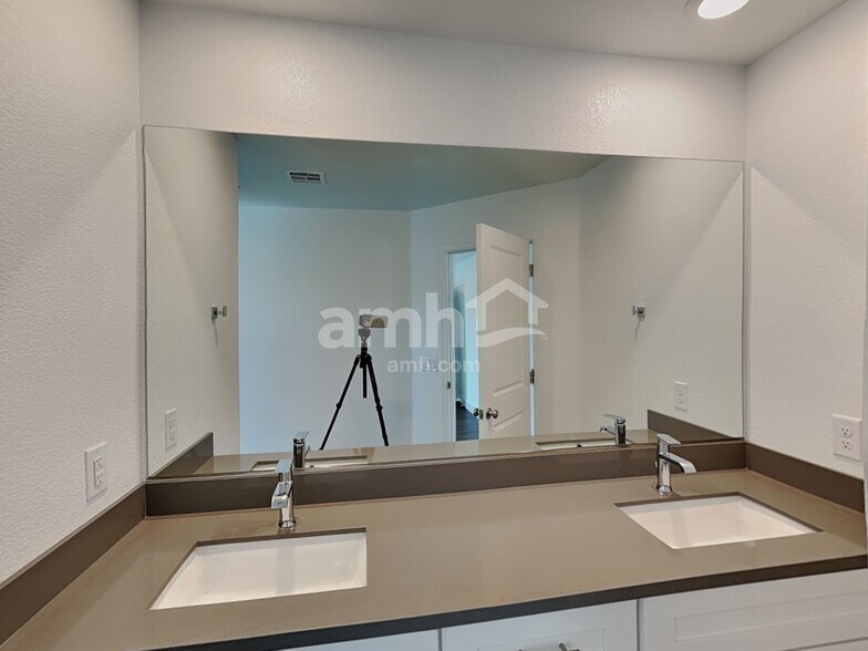 Building Photo - 132 Charmante Tulip Ln