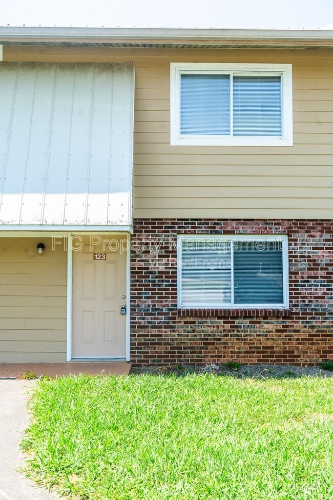 Primary Photo - 123 Louella Dr