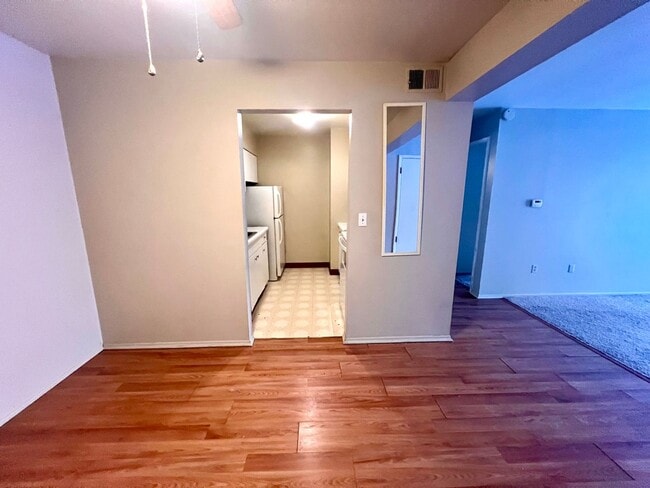 Building Photo - Twin Oaks - 1 Bed 1 Bath - Cozy Apartment