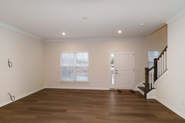 Building Photo - 2 Bedroom / 2.5 Bathroom Townhouse in Concord