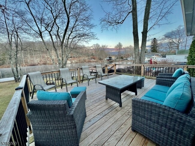 Building Photo - 2 Hilltop Rd