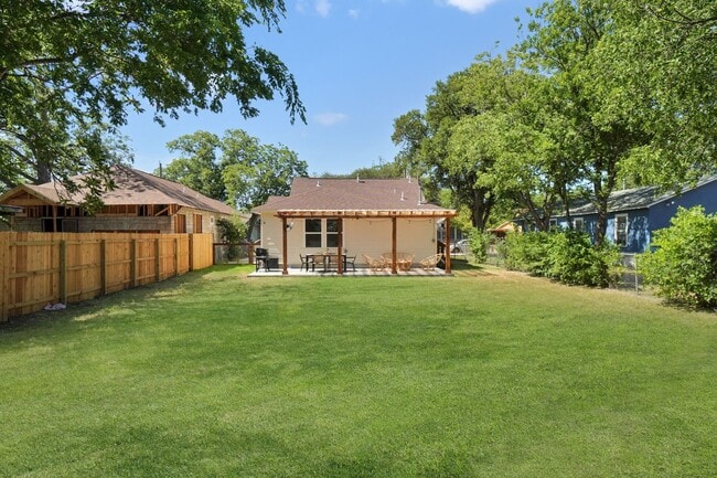 Building Photo - Gorgeous 3 bedroom, 2 ba home in the heart...