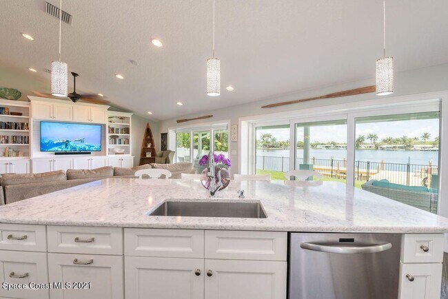 Building Photo - Gorgeous views from this 3 bedroom, 2.5 ba...