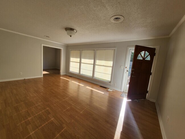 Building Photo - 105 Pinecrest Dr