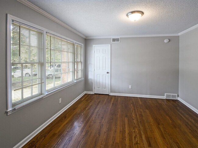 Building Photo - Charming home in north Memphis