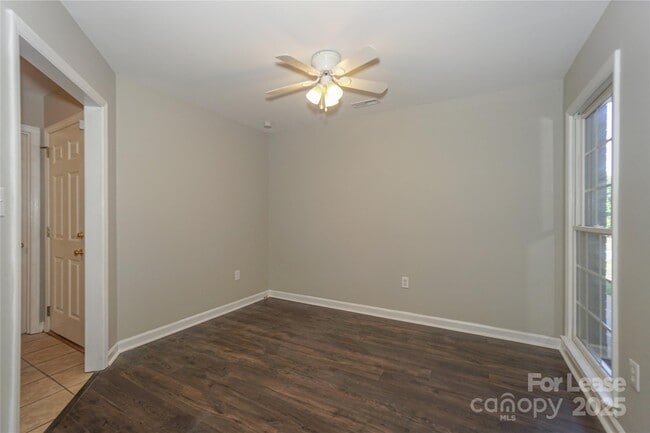 Building Photo - 840 Emerson Dr