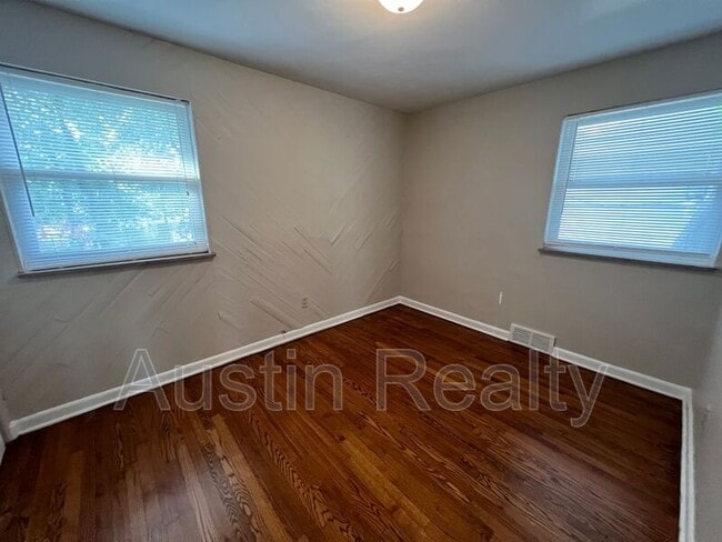 Building Photo - 8698 White Ave