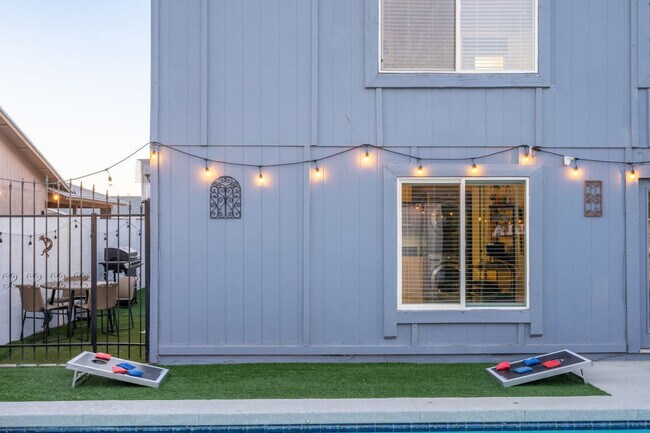 Building Photo - 3733 E Dahlia Dr
