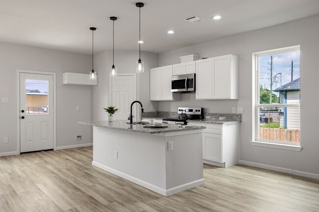 Building Photo - 8 Donna Ct