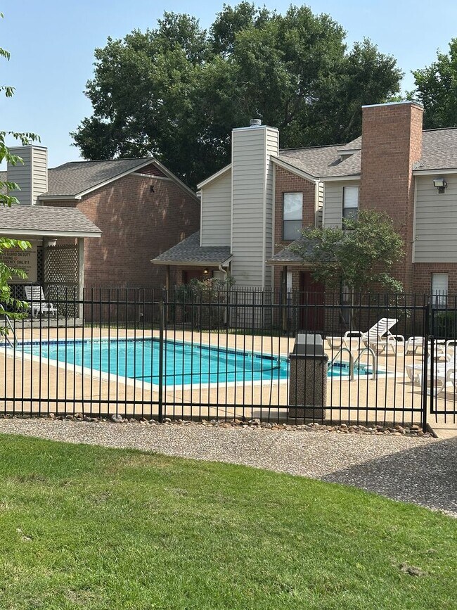 Building Photo - College Station - Condo -2 bedroom / 2.5 b...