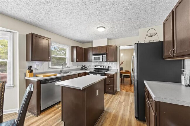 Building Photo - 6 Wavecrest Ct